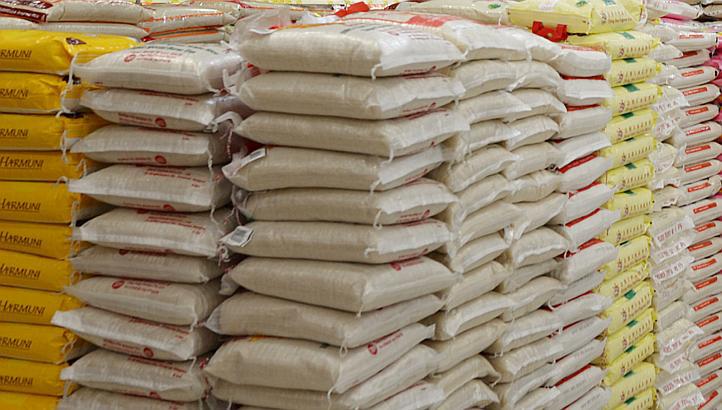 Era Of Palliative Looting: Adamawa Youth Break Into Warehouse, Cart Away Food Stuffs